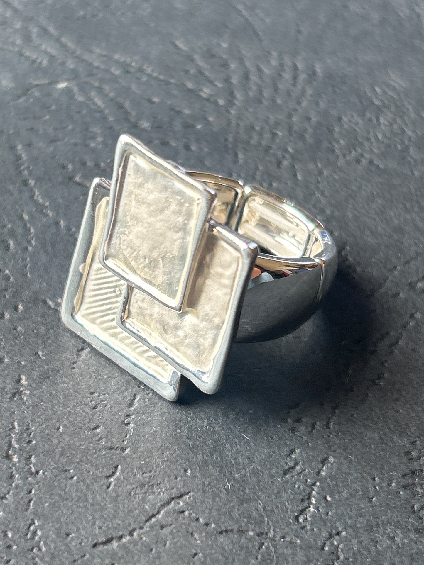 Geometric Expandable Ring White Tones